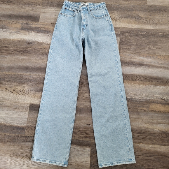 Abercrombie & Fitch Denim - NWOT Abercrombie and Fitch 90s relaxed high rise Jean